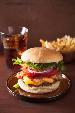 pastırma peynirli burger sığır patty domates soğan ile