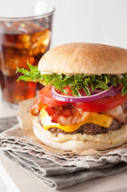 pastırma peynirli burger sığır patty domates soğan ile