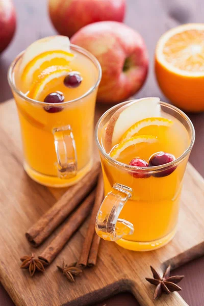 Kuuma omena appelsiini siideri kaneli mauste lämpeneminen juoma — kuvapankkivalokuva