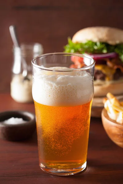 Vaso de cerveza india pálida ale y comida rápida — Foto de Stock