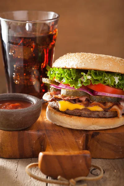 Szalonna sajt burger savanyúság paradicsom hagyma — Stock Fotó