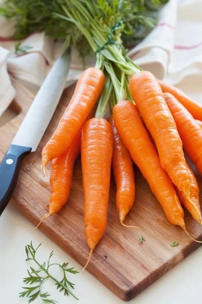 Verdure crude di carota su tagliere di legno — Foto Stock