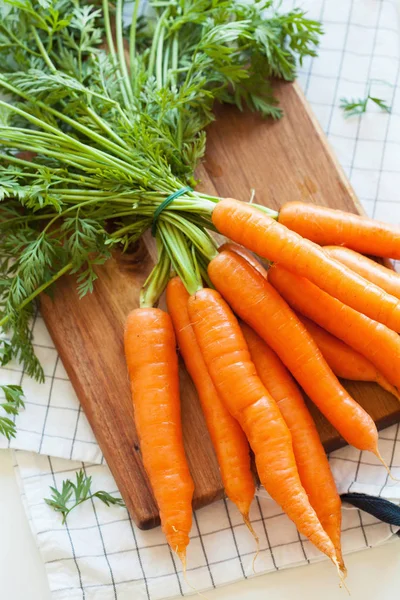 Verdure crude di carota su tagliere di legno — Foto Stock