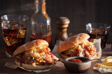 ev yapımı çekti domuz burger karamelize soğan ve Barbekü sos