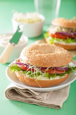 simit krem peynir soğan marul yonca ile domates sandviç