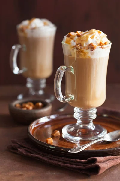 Latte dengan krim kocok dan karamel — Stok Foto