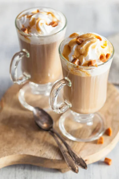 Whiped 奶油和焦糖拿铁咖啡 — 图库照片