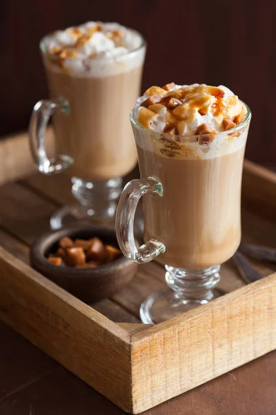 Whiped krem ve karamel latte — Stok fotoğraf