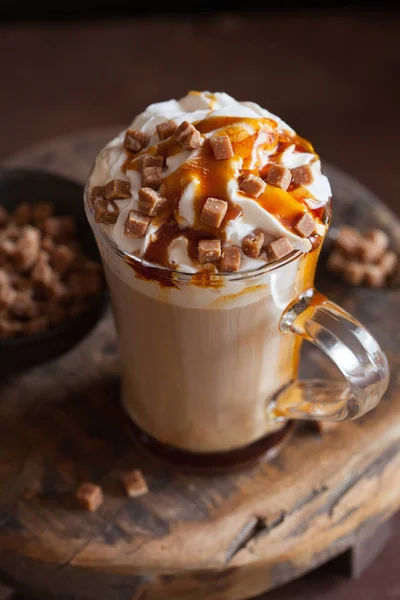 Cafe latte krem şanti ve karamel — Stok fotoğraf
