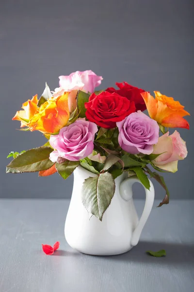Krásné barevné květy růže kytice ve váze — Stock fotografie