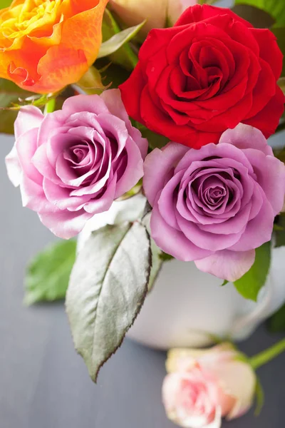 Όμορφη πολύχρωμα λουλούδια τριαντάφυλλο μπουκέτο σε βάζο — Φωτογραφία Αρχείου