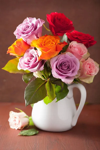 美丽的七彩玫瑰花朵束插在花瓶里 — 图库照片