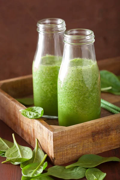 Frullato di spinaci verdi sani con arancia al limone — Foto Stock