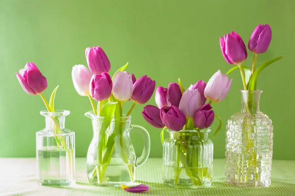 美丽的紫色郁金香插在花瓶里的鲜花花束 — 图库照片