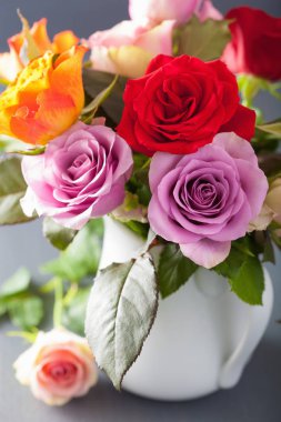 Cam vazo içinde sunulan güzel renkli gül çiçek buketi