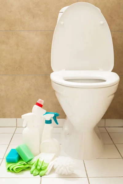 Artículos de limpieza guantes cepillo blanco inodoro cuarto de baño — Foto de Stock