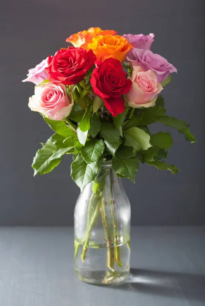 Lindo colorido rosa flores buquê em vaso — Fotografia de Stock