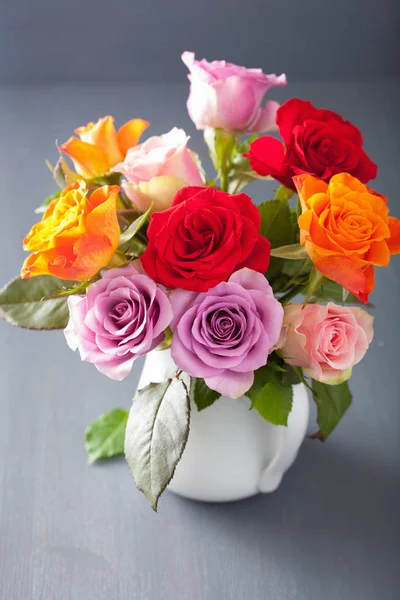 Hermoso ramo de flores de color rosa en jarrón — Foto de Stock
