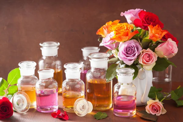 Aceite esencial y flores de rosas aromaterapia spa perfumería —  Fotos de Stock