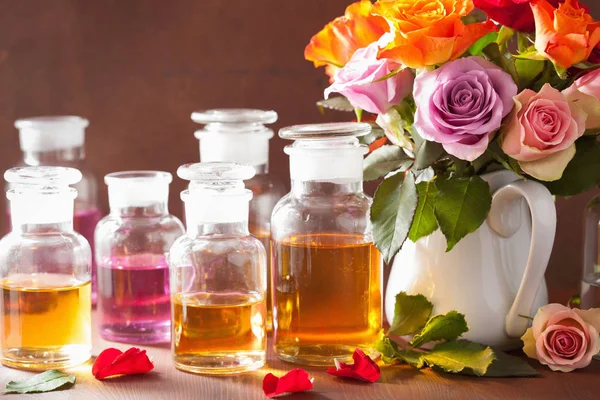 Aceite esencial y flores de rosas aromaterapia spa perfumería — Foto de Stock