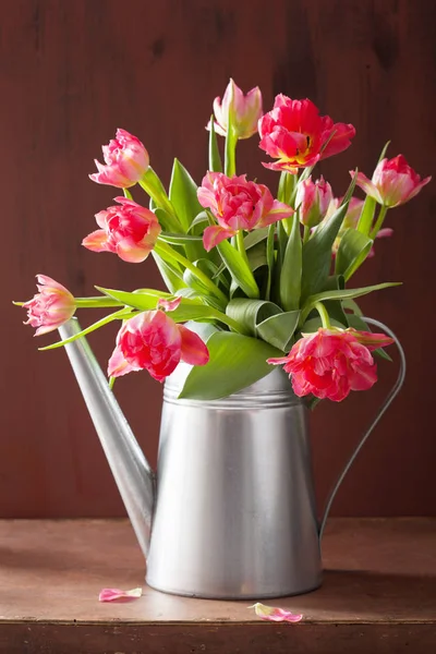 Lindo buquê de flores de tulipa rosa em regar pode — Fotografia de Stock