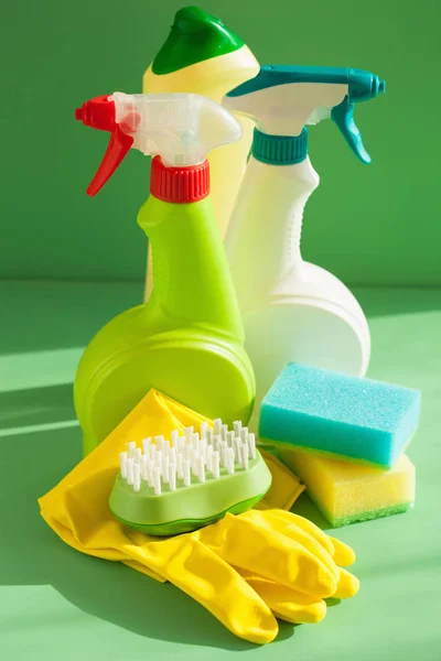 Reinigungsmittel Haushaltsspray Schwammhandschuh — Stockfoto