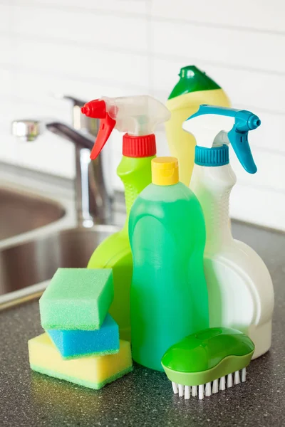 Tisztító termékek háztartási konyhai ecset szivacs kesztyű — Stock Fotó