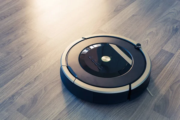 Robotic vacuum cleaner on laminate wood floor smart cleaning tec — Stock Photo, Image