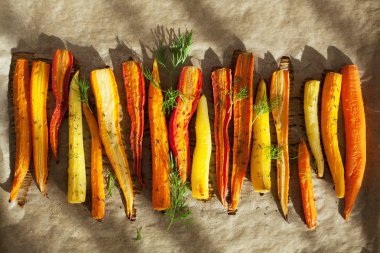 Sac pişirme üzerinde kavrulmuş renkli havuç