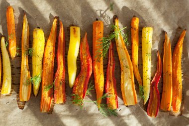 Sac pişirme üzerinde kavrulmuş renkli havuç