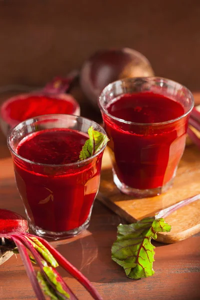 Suco de beterraba saudável fresco e vegetal — Fotografia de Stock