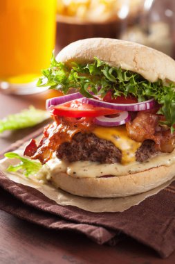 pastırma peynirli burger sığır patty, domates ve soğan bira ile