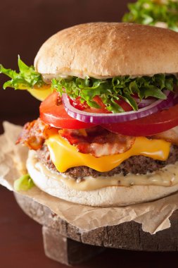 pastırma peynirli burger sığır patty, domates ve soğan ile