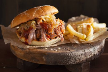 ev yapımı çekti domuz burger karamelize soğan ve Barbekü sos