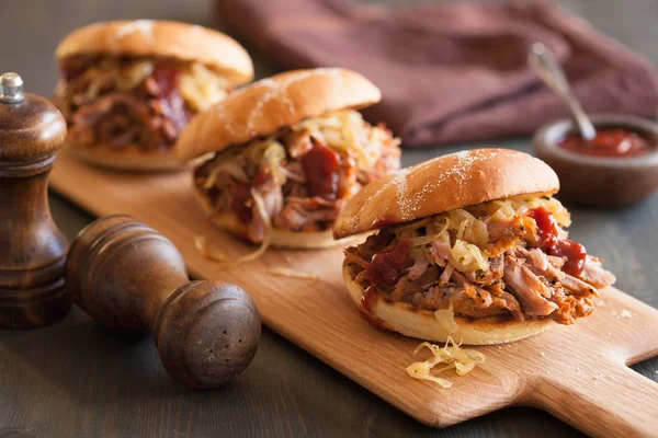 Hamburguesa de cerdo tirada casera con cebolla caramelizada y salsa barbacoa — Foto de Stock