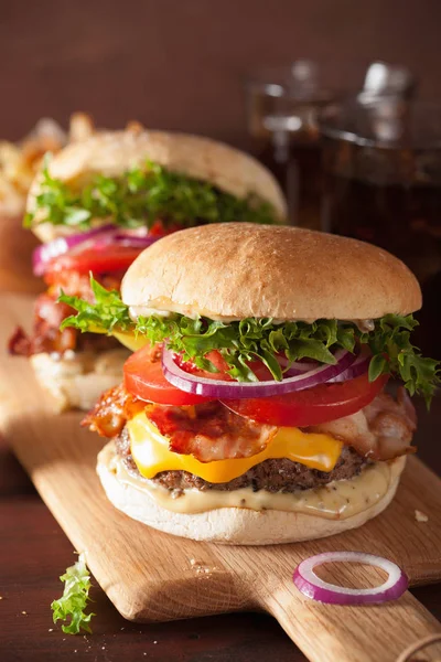 Szalonna sajt burger marha patty, paradicsommal és hagymával — Stock Fotó