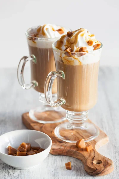 Latte com chantilly e caramelo — Fotografia de Stock