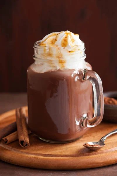 Chocolat chaud avec caramel à la crème fouettée dans un bocal de maçon — Photo