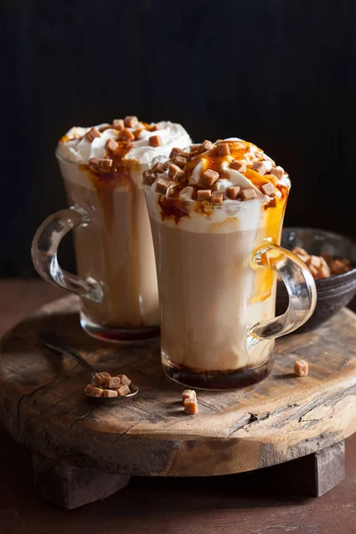 Cafe latte dengan whipped cream dan karamel — Stok Foto