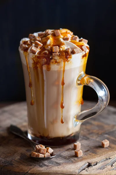 Cafe latte tejszínhabbal és karamell — Stock Fotó