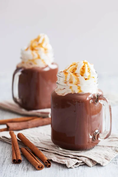 Chocolate quente com chantilly caramelo em frasco de pedreiro — Fotografia de Stock