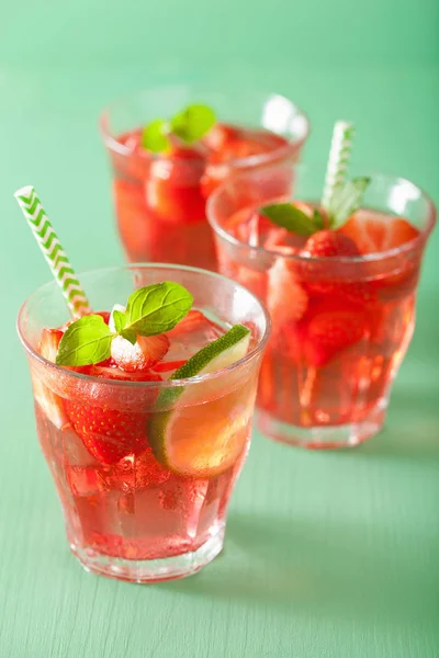 Limonade aux fraises d'été à la lime et à la menthe — Photo