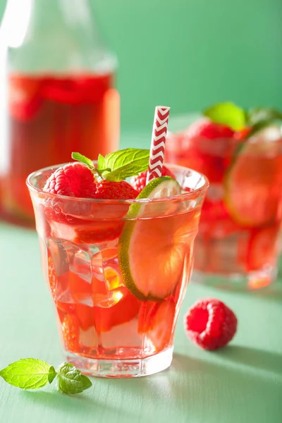 Zomer aardbeien frambozen limonade met limoen en munt — Stockfoto