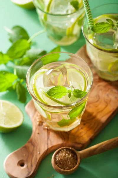 Mojito koktejl a ingredience nad zeleným pozadím — Stock fotografie