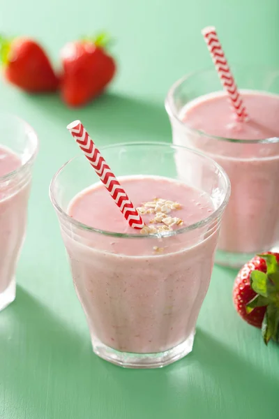 Gesunder Erdbeer-Hafer-Smoothie im Glas — Stockfoto