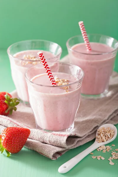 Friska jordgubbar havre smoothie i glas — Stockfoto