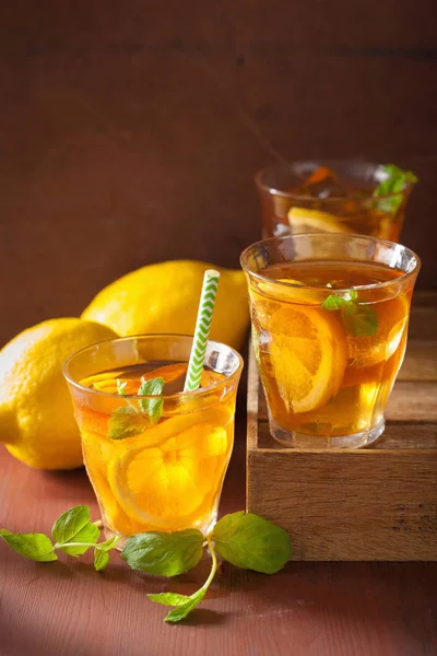 Ice tea with lemon and mint on dark rustic background — Stock Photo, Image