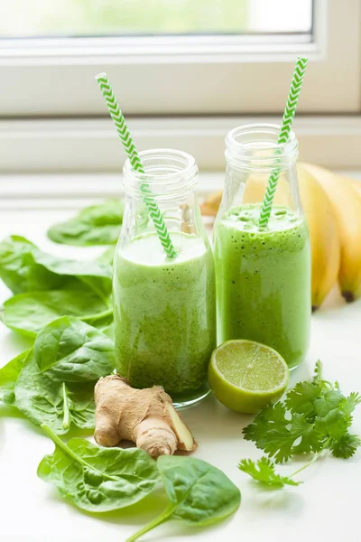 Sano frullato di spinaci verdi con coriandolo lime zenzero banana — Foto Stock