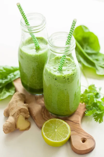 Sano frullato di spinaci verdi con coriandolo lime zenzero banana — Foto Stock