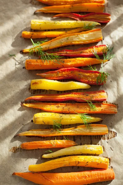 Смажена різнокольорова морква на випічці — стокове фото